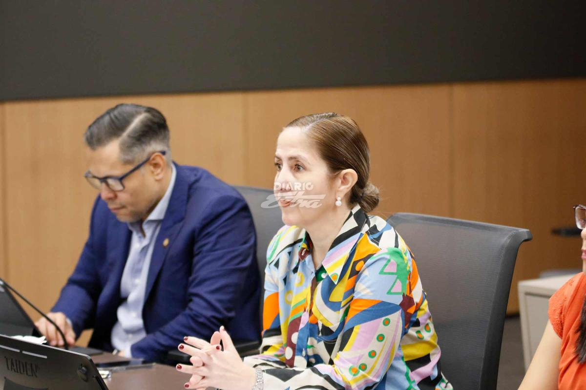 Un grupo de hombres sentados en un escritorio
Descripción generada automáticamente con confianza media